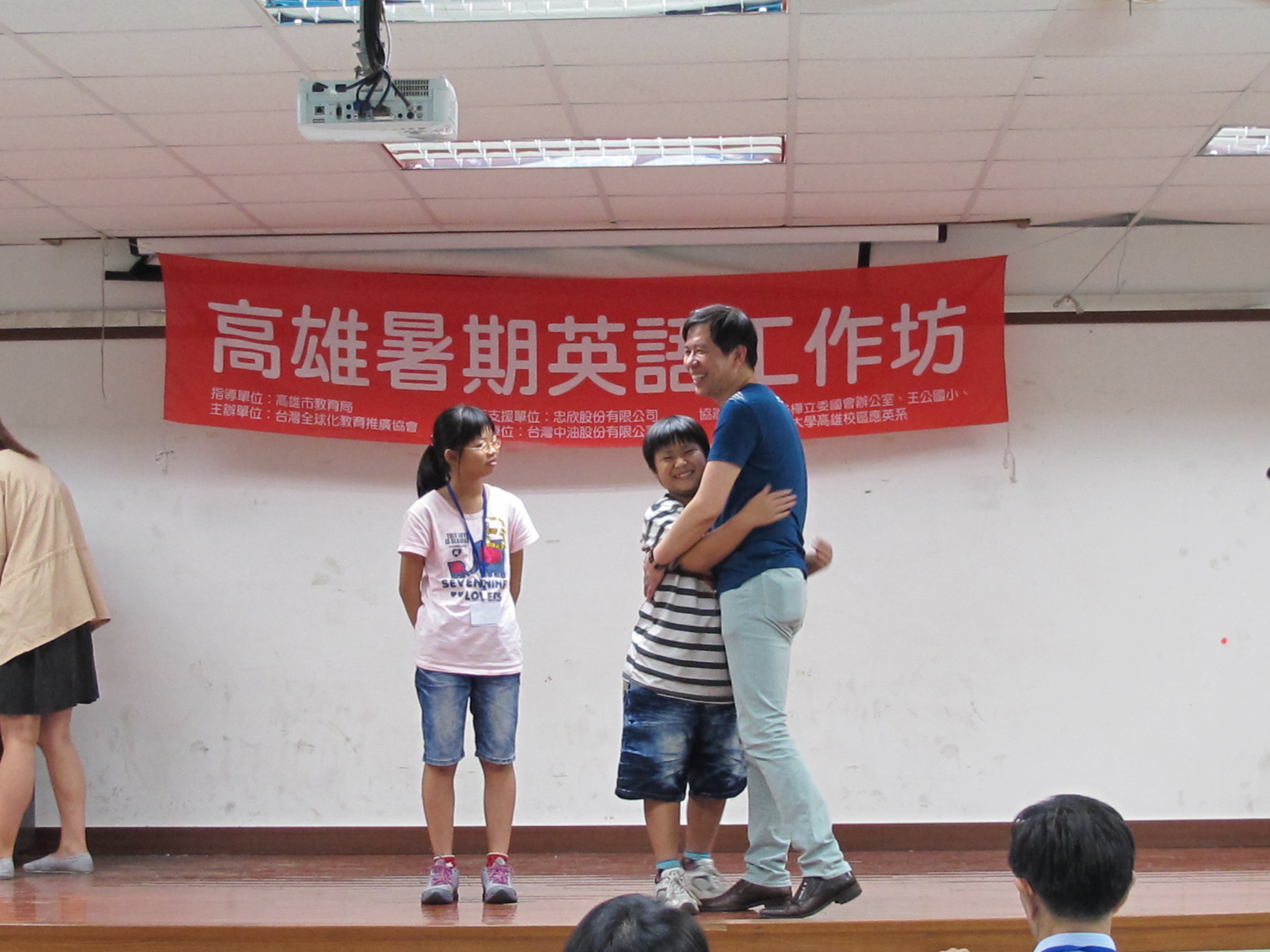 陳超明教授鼓勵得獎同學，好好「擁抱」英文