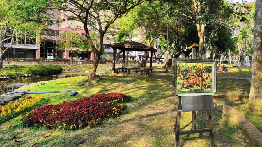 嘉義公園擺出畫家陳澄波的複製畫。