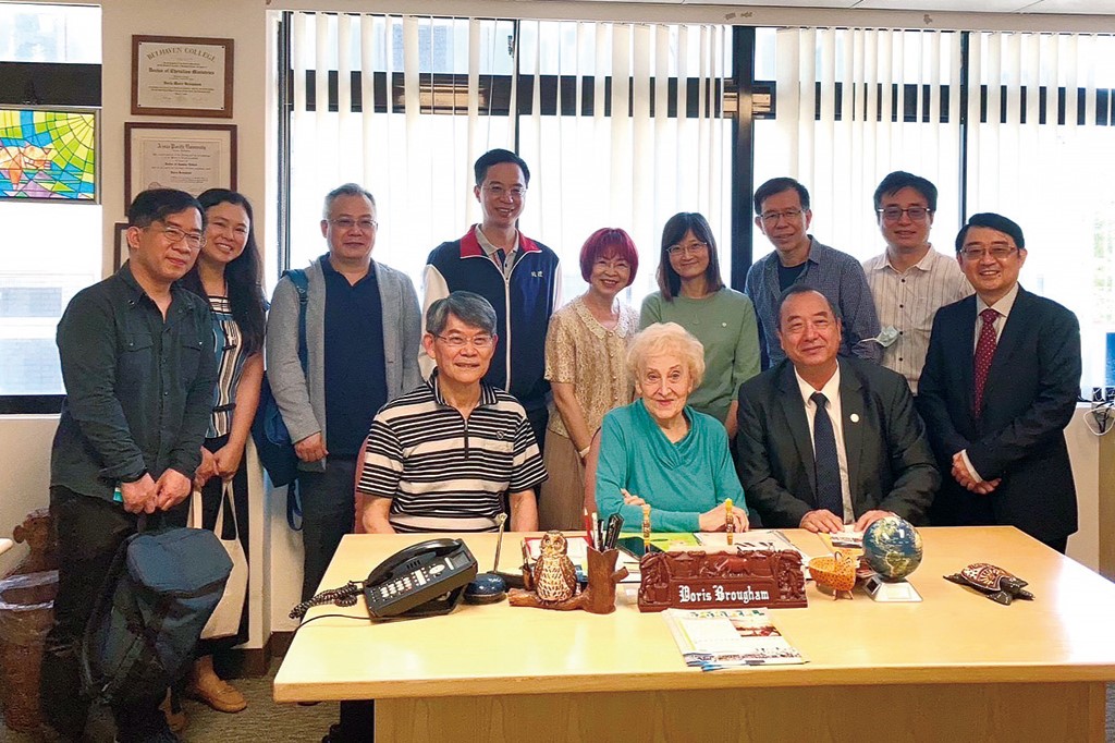 致理科大校長陳珠龍（前排右二）帶領同仁向彭蒙惠老師（前排中）取經。（照片提供／陳超明）