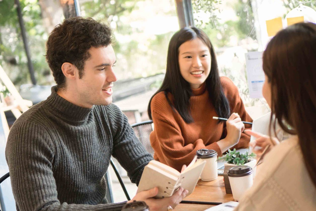 外文系學生除了外語及英語專長外,還須具備一項領域專長,增加自我價值。(圖/English Career)