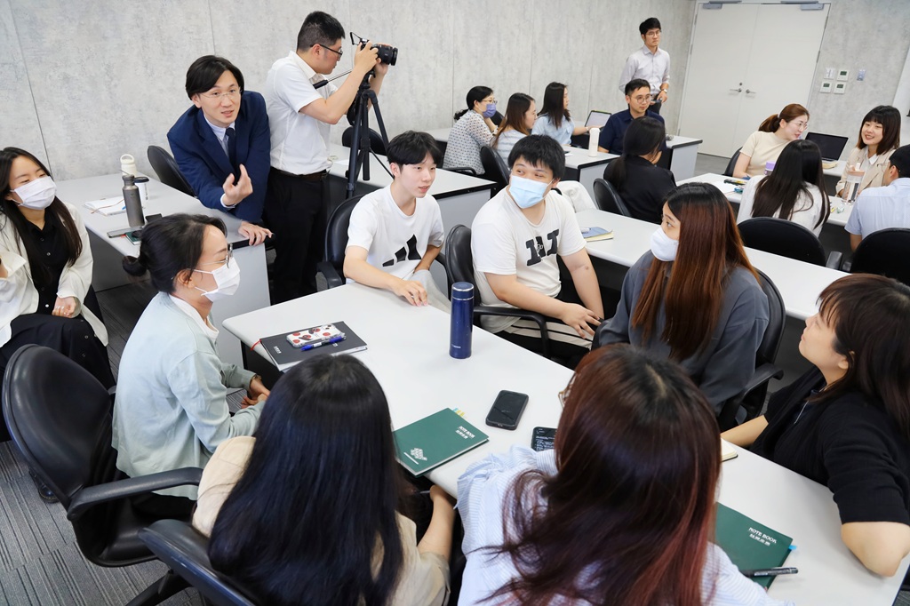 台塑企業暑期實習生分組交流討論,透過實務演練體會英語溝通的挑戰與合作的重要性。(攝影/黃文仲)