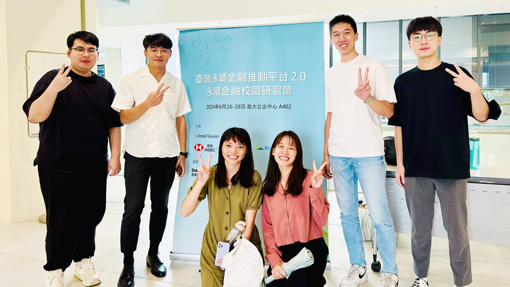 王士誠（右二）建議，學英文不一定要死背單字，融入生活透過興趣自然接觸會比較有效。（照片提供／王士誠）