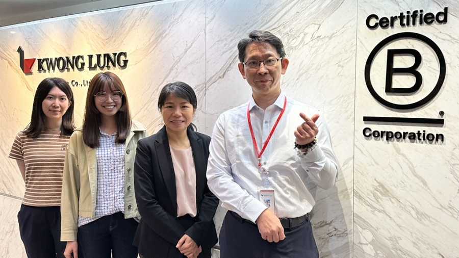 光隆的業務部門早會以全英語進行，讓員工實際運用英語聽說能力。（右起：幕僚長王瑞文、策略長徐立亭、王郁心。）