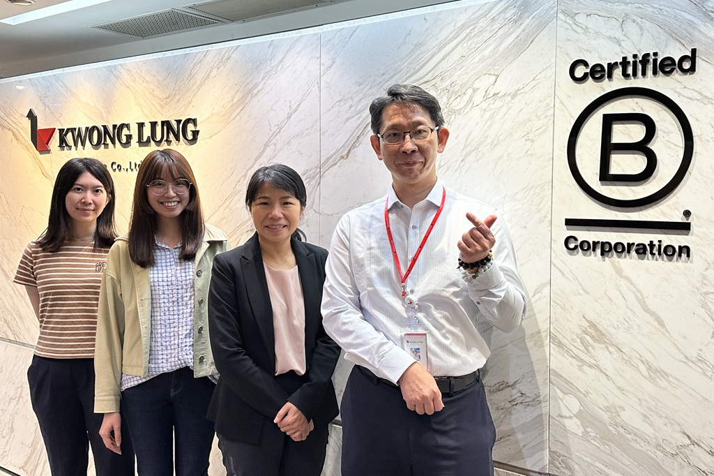 光隆的業務部門早會以全英語進行,讓員工實際運用英語聽說能力。(右起:幕僚長王瑞文、策略長徐立亭、王郁心。)